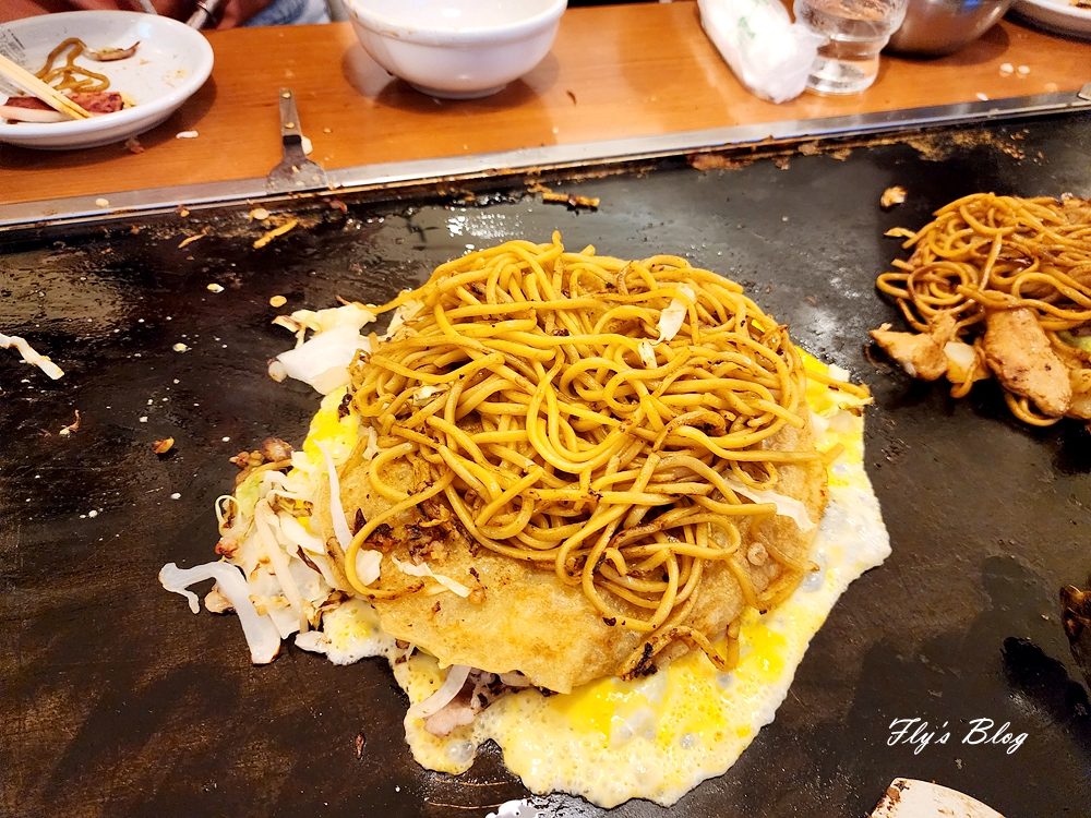 風月Fugetsu，一次就能吃到大阪燒、廣島燒跟文字燒的美味，但真的吃得手忙腳亂考驗手藝啊！ @我眼睛所看見的世界（Fly's Blog）