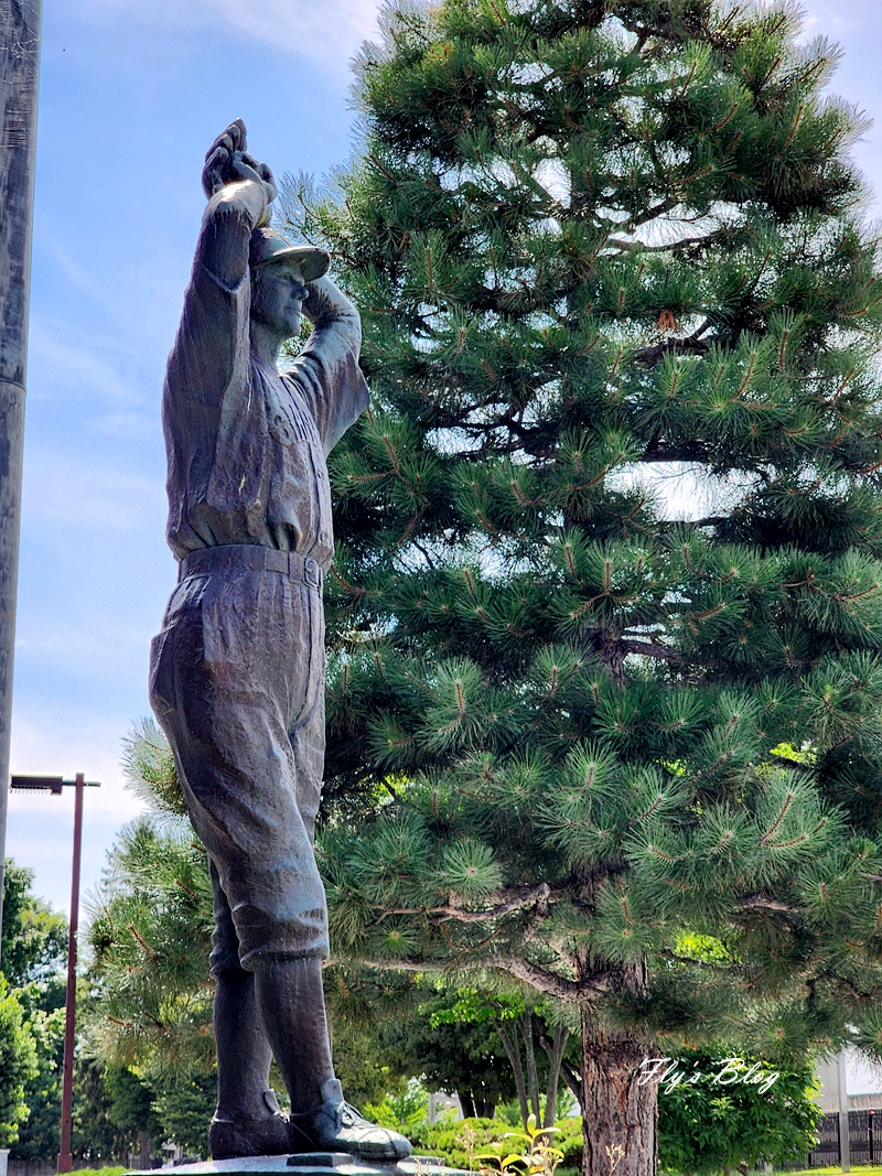 到北海道旭川花咲スポーツ公園看須田博（STARFFIN）銅像，沒有國籍卻拿下日職三百勝的傳奇人物 @我眼睛所看見的世界（Fly&#039;s Blog）