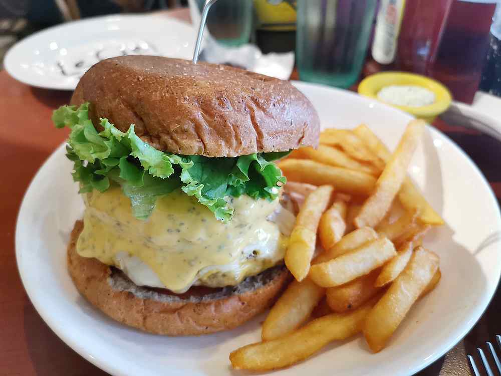 樂漢堡美式餐廳LOVSS BURGER，服務超親切，人氣很旺，想來一定要訂位 @我眼睛所看見的世界（Fly&#039;s Blog）
